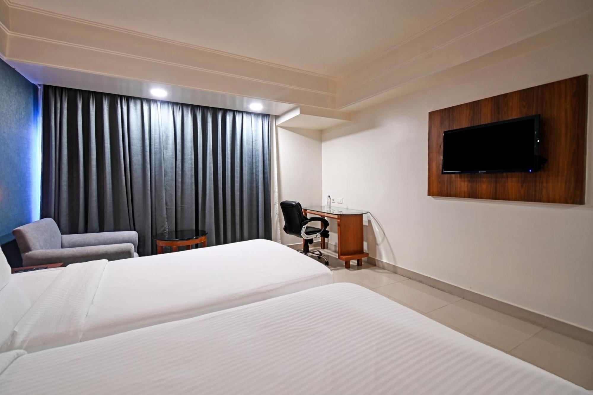Palette Madhapur Hotel Hyderabad Exterior foto
